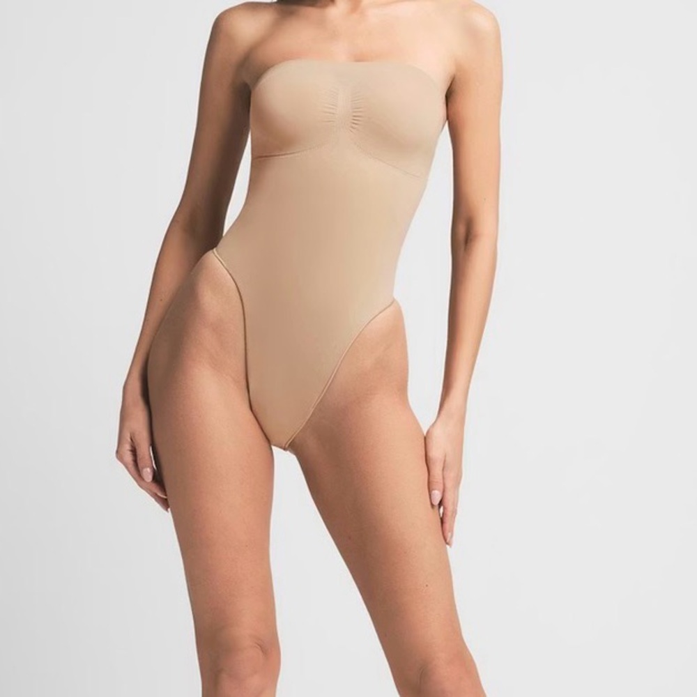 SALE SHAPEWEAR NWNT SKIMS Seamless Sculpt Strapless Thong Bodysuit (Call Out)